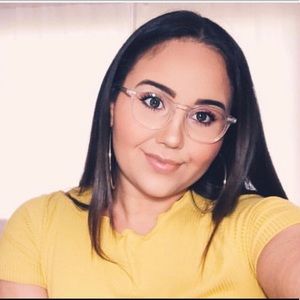 Meet your Posher, Claudia